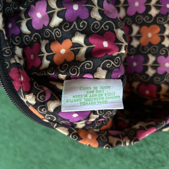 Vera Bradley 2011 double handled handbag with zipper that zips left or right. - Picture 8 of 13